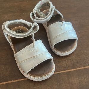 Toddler girls Champagne Gold Espadrille Sandals, TOMS size 5